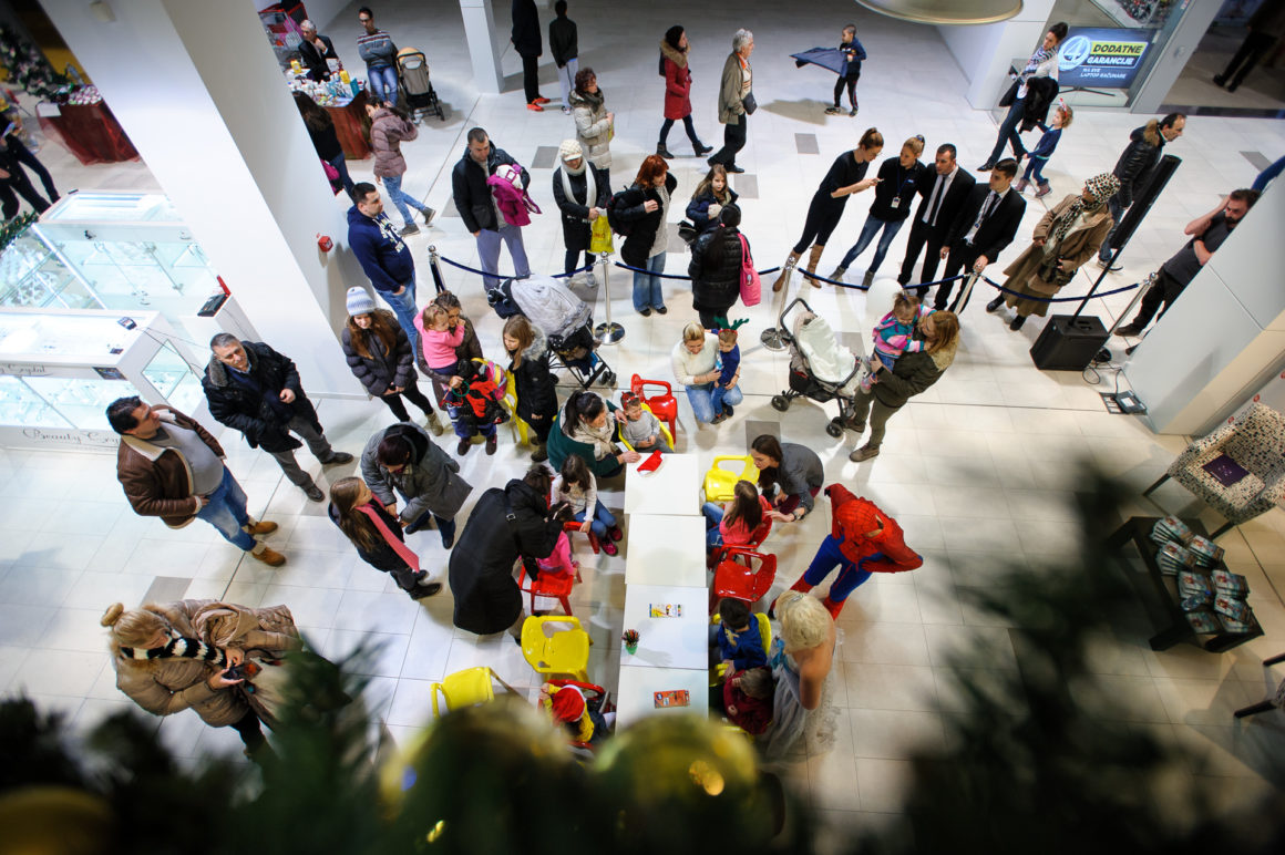 SJAJNA PREDPRAZNIČNA ATMOSFERA U SHOPPING CENTRU KARABURMA UZ VESNU DEDIĆ, DEDA MRAZA I VESELE MALIŠANE