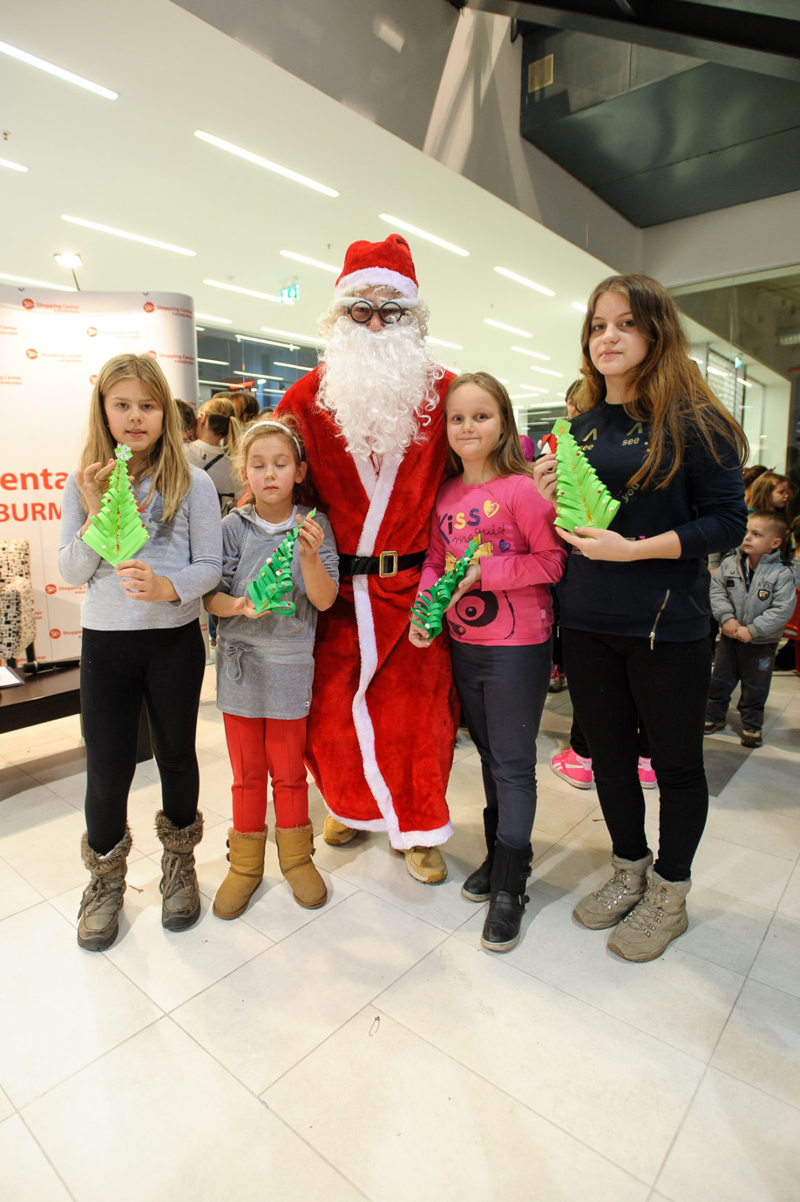 SJAJNA PREDPRAZNIČNA ATMOSFERA U SHOPPING CENTRU KARABURMA UZ VESNU DEDIĆ, DEDA MRAZA I VESELE MALIŠANE