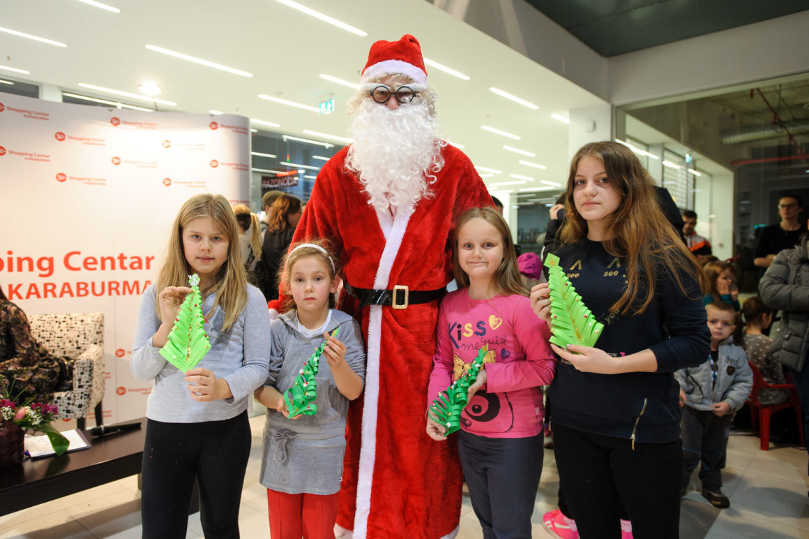 SJAJNA PREDPRAZNIČNA ATMOSFERA U SHOPPING CENTRU KARABURMA UZ VESNU DEDIĆ, DEDA MRAZA I VESELE MALIŠANE