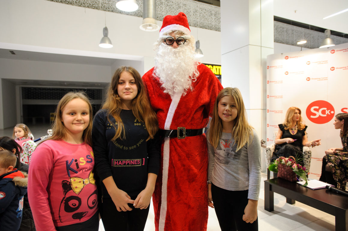 SJAJNA PREDPRAZNIČNA ATMOSFERA U SHOPPING CENTRU KARABURMA UZ VESNU DEDIĆ, DEDA MRAZA I VESELE MALIŠANE