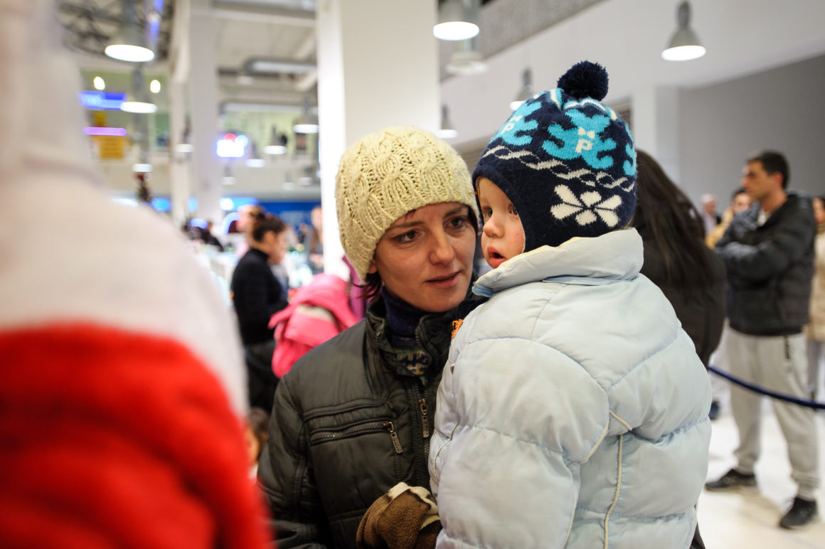 SJAJNA PREDPRAZNIČNA ATMOSFERA U SHOPPING CENTRU KARABURMA UZ VESNU DEDIĆ, DEDA MRAZA I VESELE MALIŠANE