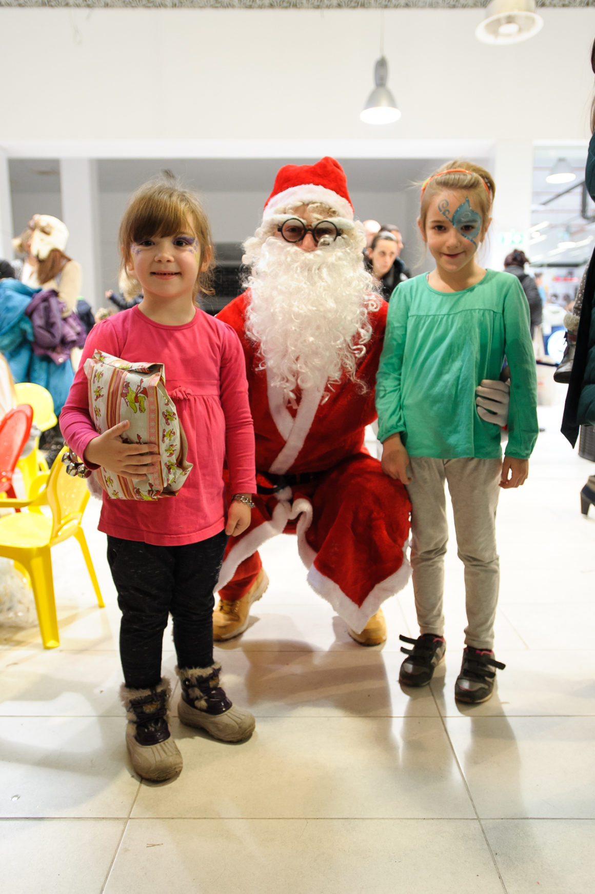 SJAJNA PREDPRAZNIČNA ATMOSFERA U SHOPPING CENTRU KARABURMA UZ VESNU DEDIĆ, DEDA MRAZA I VESELE MALIŠANE