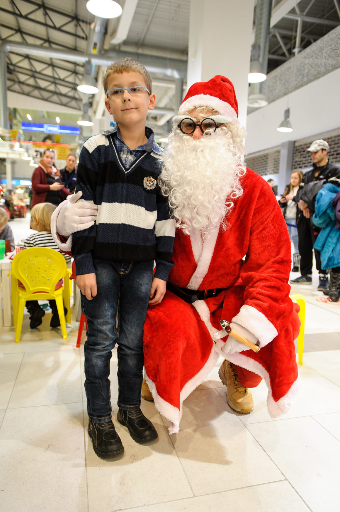 SJAJNA PREDPRAZNIČNA ATMOSFERA U SHOPPING CENTRU KARABURMA UZ VESNU DEDIĆ, DEDA MRAZA I VESELE MALIŠANE