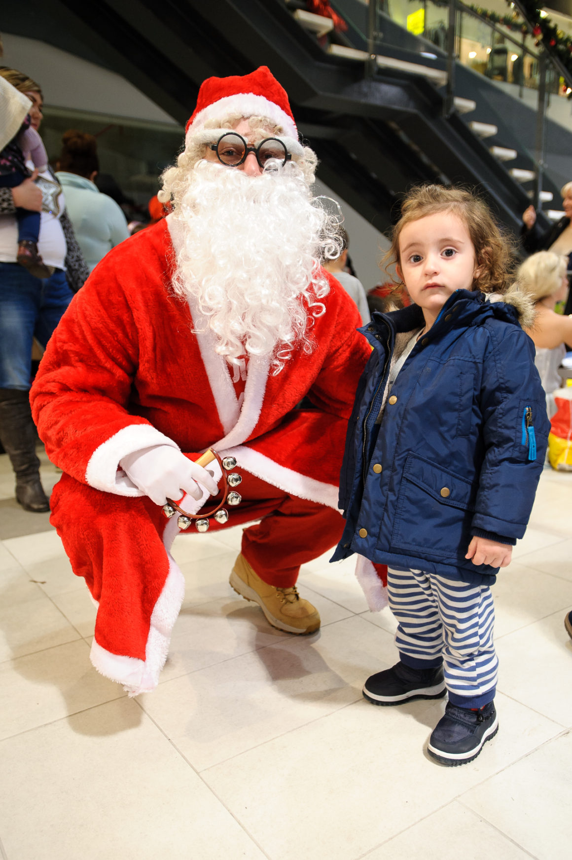 SJAJNA PREDPRAZNIČNA ATMOSFERA U SHOPPING CENTRU KARABURMA UZ VESNU DEDIĆ, DEDA MRAZA I VESELE MALIŠANE