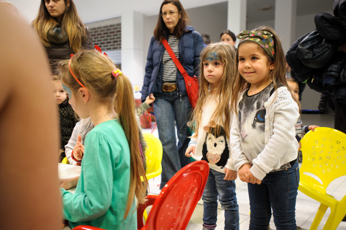 SJAJNA PREDPRAZNIČNA ATMOSFERA U SHOPPING CENTRU KARABURMA UZ VESNU DEDIĆ, DEDA MRAZA I VESELE MALIŠANE