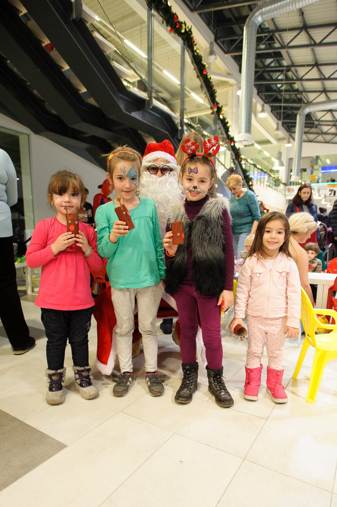 SJAJNA PREDPRAZNIČNA ATMOSFERA U SHOPPING CENTRU KARABURMA UZ VESNU DEDIĆ, DEDA MRAZA I VESELE MALIŠANE