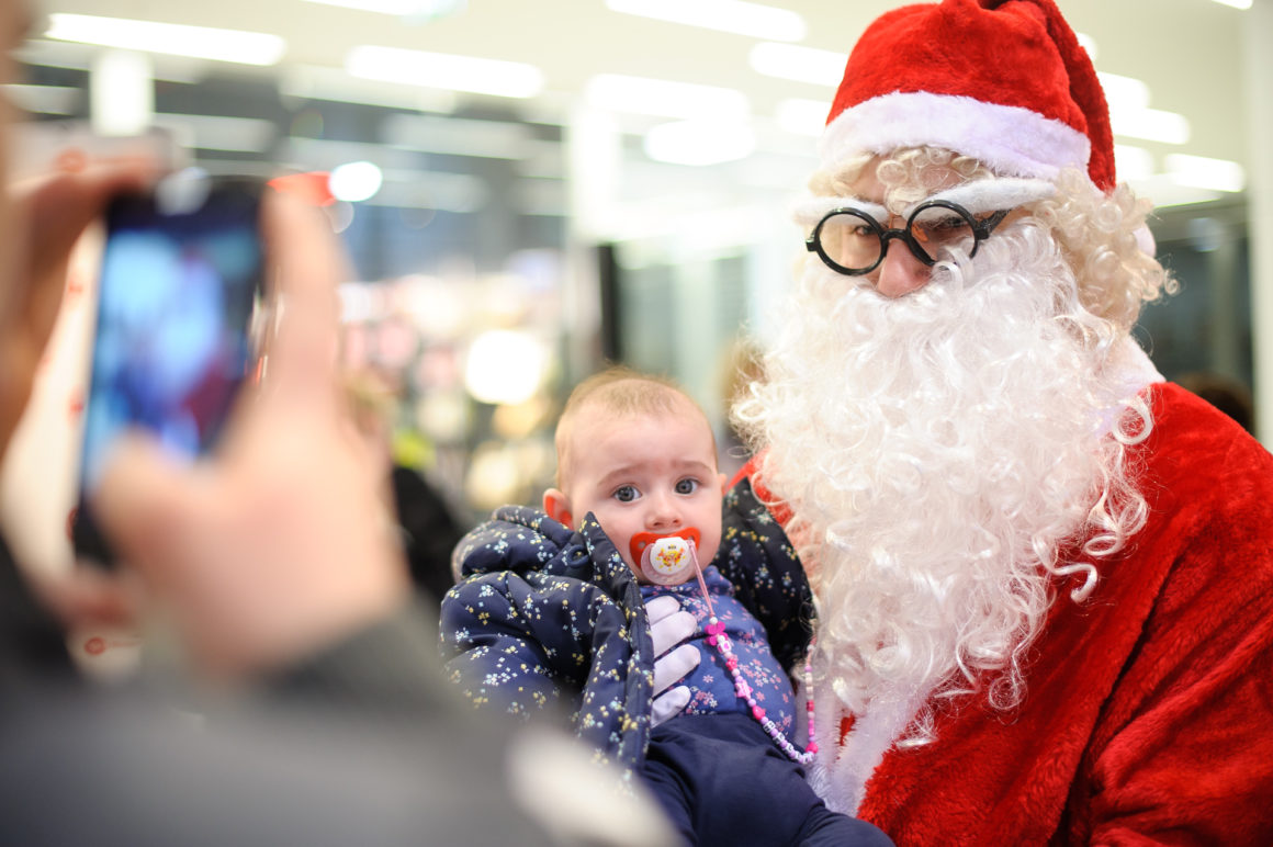 SJAJNA PREDPRAZNIČNA ATMOSFERA U SHOPPING CENTRU KARABURMA UZ VESNU DEDIĆ, DEDA MRAZA I VESELE MALIŠANE