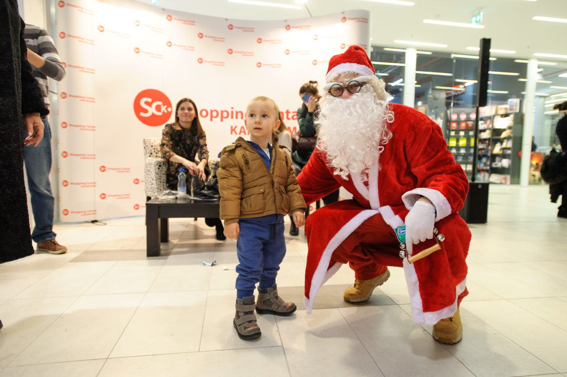 SJAJNA PREDPRAZNIČNA ATMOSFERA U SHOPPING CENTRU KARABURMA UZ VESNU DEDIĆ, DEDA MRAZA I VESELE MALIŠANE