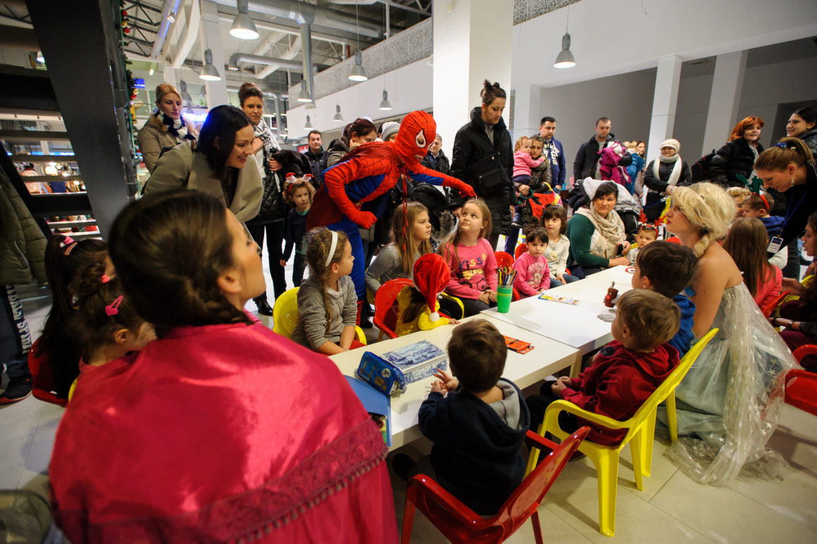 SJAJNA PREDPRAZNIČNA ATMOSFERA U SHOPPING CENTRU KARABURMA UZ VESNU DEDIĆ, DEDA MRAZA I VESELE MALIŠANE
