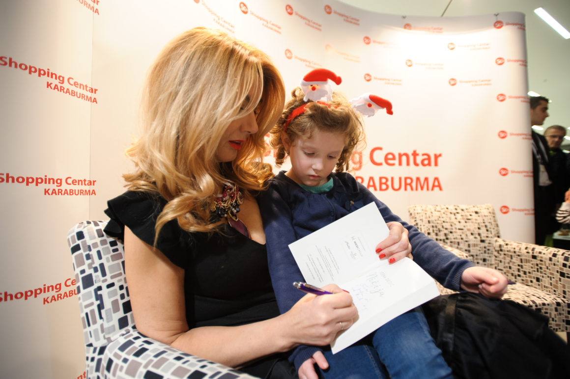 SJAJNA PREDPRAZNIČNA ATMOSFERA U SHOPPING CENTRU KARABURMA UZ VESNU DEDIĆ, DEDA MRAZA I VESELE MALIŠANE