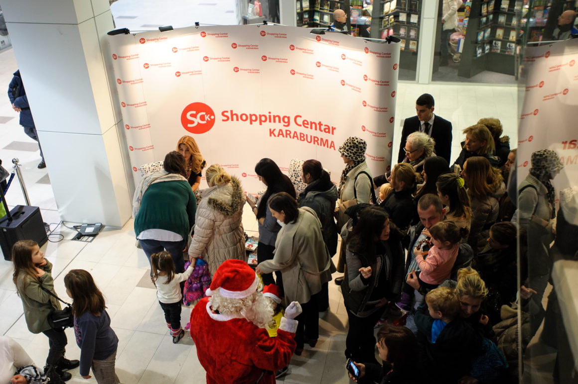 SJAJNA PREDPRAZNIČNA ATMOSFERA U SHOPPING CENTRU KARABURMA UZ VESNU DEDIĆ, DEDA MRAZA I VESELE MALIŠANE