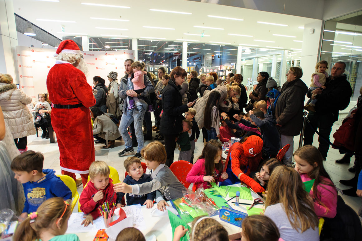 SJAJNA PREDPRAZNIČNA ATMOSFERA U SHOPPING CENTRU KARABURMA UZ VESNU DEDIĆ, DEDA MRAZA I VESELE MALIŠANE