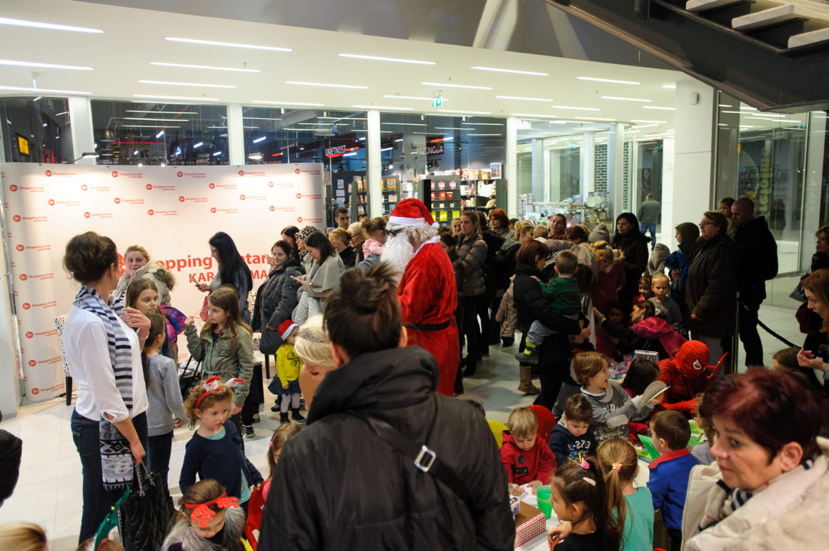 SJAJNA PREDPRAZNIČNA ATMOSFERA U SHOPPING CENTRU KARABURMA UZ VESNU DEDIĆ, DEDA MRAZA I VESELE MALIŠANE
