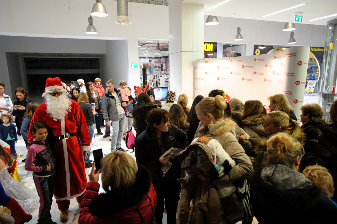 SJAJNA PREDPRAZNIČNA ATMOSFERA U SHOPPING CENTRU KARABURMA UZ VESNU DEDIĆ, DEDA MRAZA I VESELE MALIŠANE