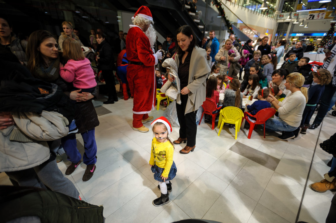 SJAJNA PREDPRAZNIČNA ATMOSFERA U SHOPPING CENTRU KARABURMA UZ VESNU DEDIĆ, DEDA MRAZA I VESELE MALIŠANE