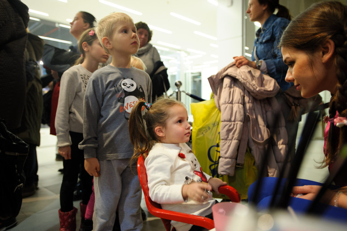 SJAJNA PREDPRAZNIČNA ATMOSFERA U SHOPPING CENTRU KARABURMA UZ VESNU DEDIĆ, DEDA MRAZA I VESELE MALIŠANE