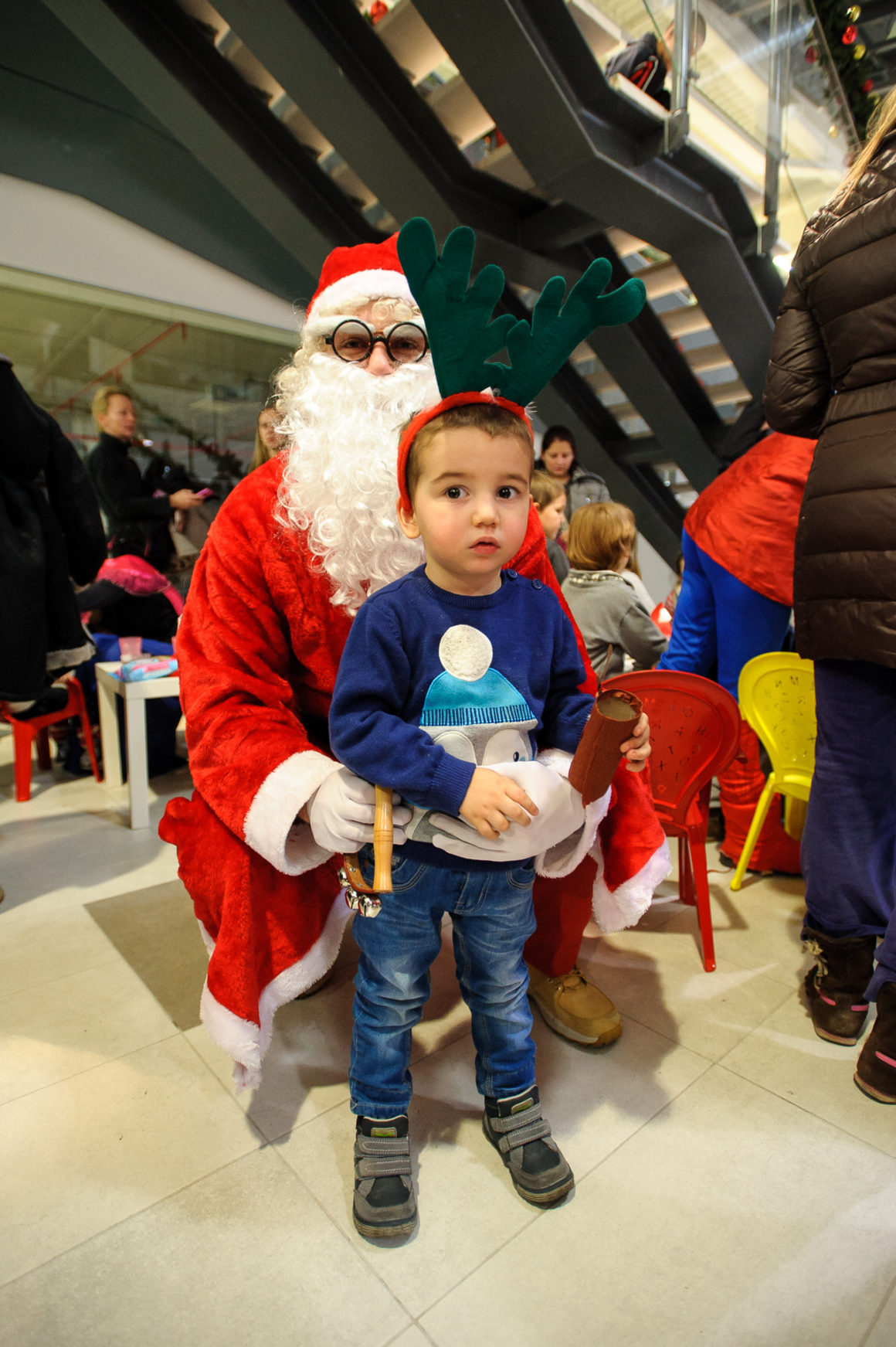 SJAJNA PREDPRAZNIČNA ATMOSFERA U SHOPPING CENTRU KARABURMA UZ VESNU DEDIĆ, DEDA MRAZA I VESELE MALIŠANE