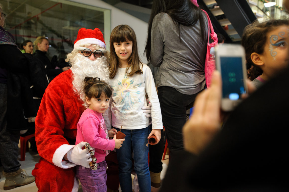 SJAJNA PREDPRAZNIČNA ATMOSFERA U SHOPPING CENTRU KARABURMA UZ VESNU DEDIĆ, DEDA MRAZA I VESELE MALIŠANE