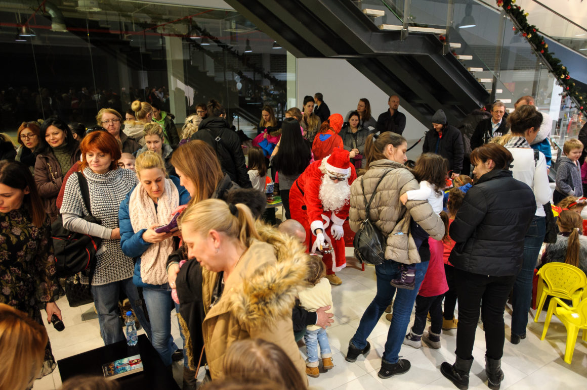 SJAJNA PREDPRAZNIČNA ATMOSFERA U SHOPPING CENTRU KARABURMA UZ VESNU DEDIĆ, DEDA MRAZA I VESELE MALIŠANE