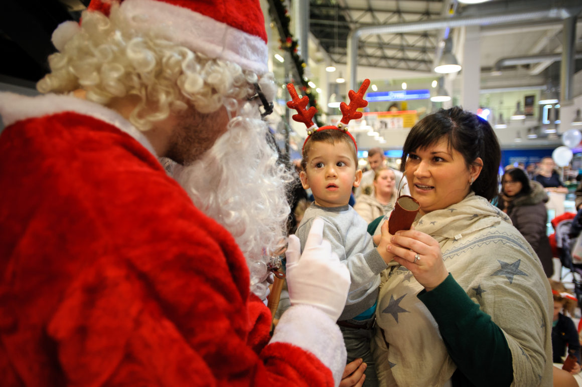 SJAJNA PREDPRAZNIČNA ATMOSFERA U SHOPPING CENTRU KARABURMA UZ VESNU DEDIĆ, DEDA MRAZA I VESELE MALIŠANE