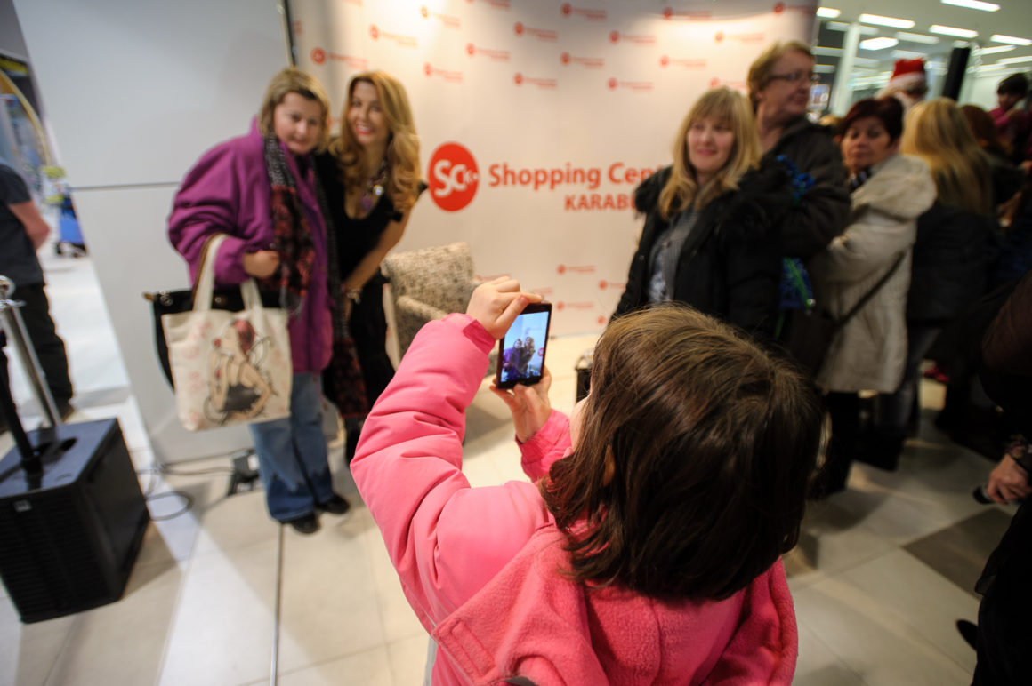 SJAJNA PREDPRAZNIČNA ATMOSFERA U SHOPPING CENTRU KARABURMA UZ VESNU DEDIĆ, DEDA MRAZA I VESELE MALIŠANE
