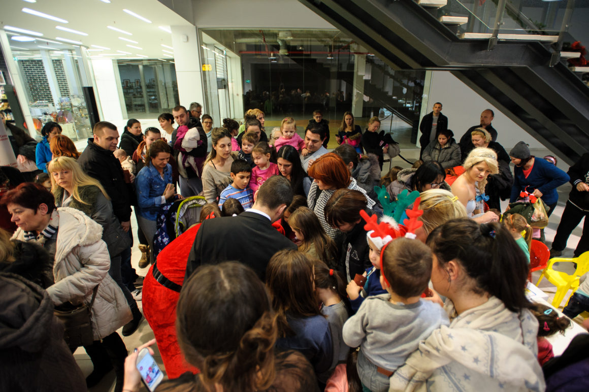 SJAJNA PREDPRAZNIČNA ATMOSFERA U SHOPPING CENTRU KARABURMA UZ VESNU DEDIĆ, DEDA MRAZA I VESELE MALIŠANE