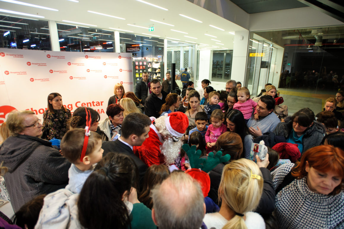 SJAJNA PREDPRAZNIČNA ATMOSFERA U SHOPPING CENTRU KARABURMA UZ VESNU DEDIĆ, DEDA MRAZA I VESELE MALIŠANE