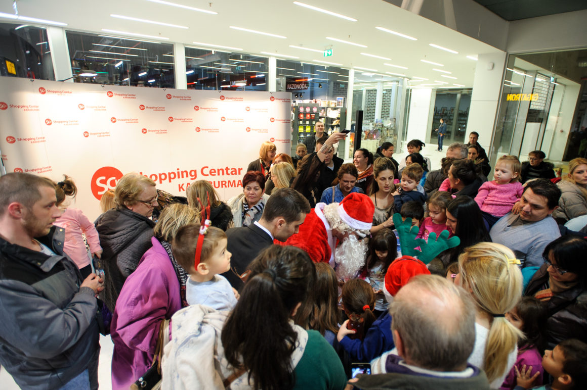 SJAJNA PREDPRAZNIČNA ATMOSFERA U SHOPPING CENTRU KARABURMA UZ VESNU DEDIĆ, DEDA MRAZA I VESELE MALIŠANE