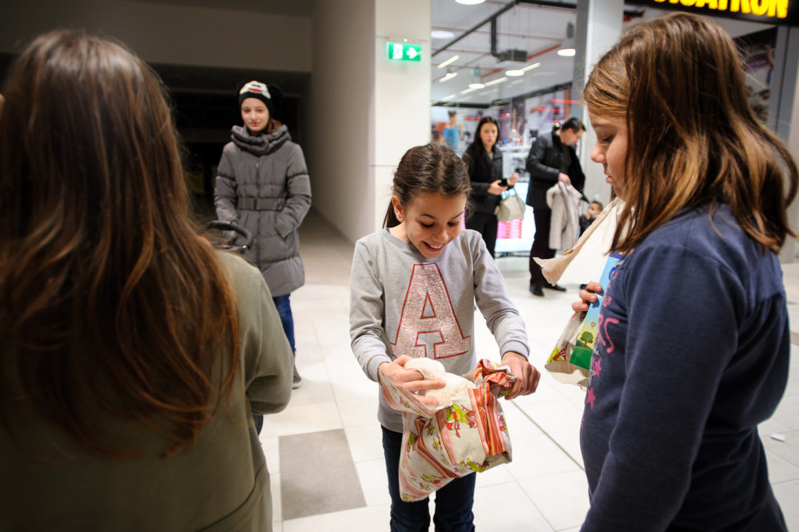 SJAJNA PREDPRAZNIČNA ATMOSFERA U SHOPPING CENTRU KARABURMA UZ VESNU DEDIĆ, DEDA MRAZA I VESELE MALIŠANE