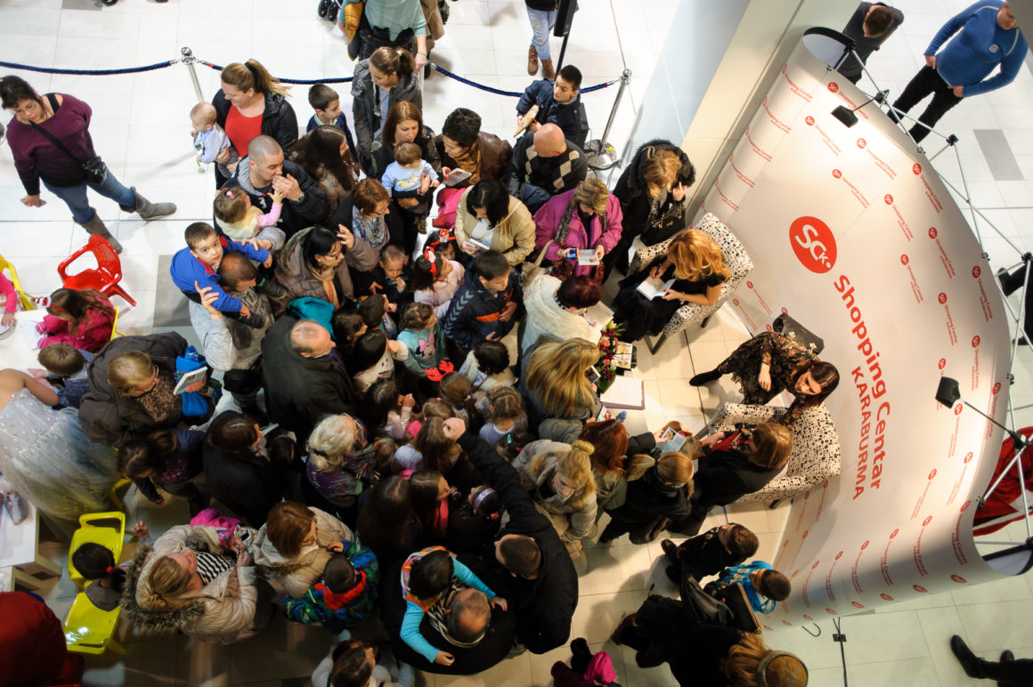 SJAJNA PREDPRAZNIČNA ATMOSFERA U SHOPPING CENTRU KARABURMA UZ VESNU DEDIĆ, DEDA MRAZA I VESELE MALIŠANE