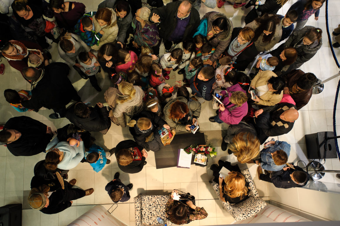 SJAJNA PREDPRAZNIČNA ATMOSFERA U SHOPPING CENTRU KARABURMA UZ VESNU DEDIĆ, DEDA MRAZA I VESELE MALIŠANE