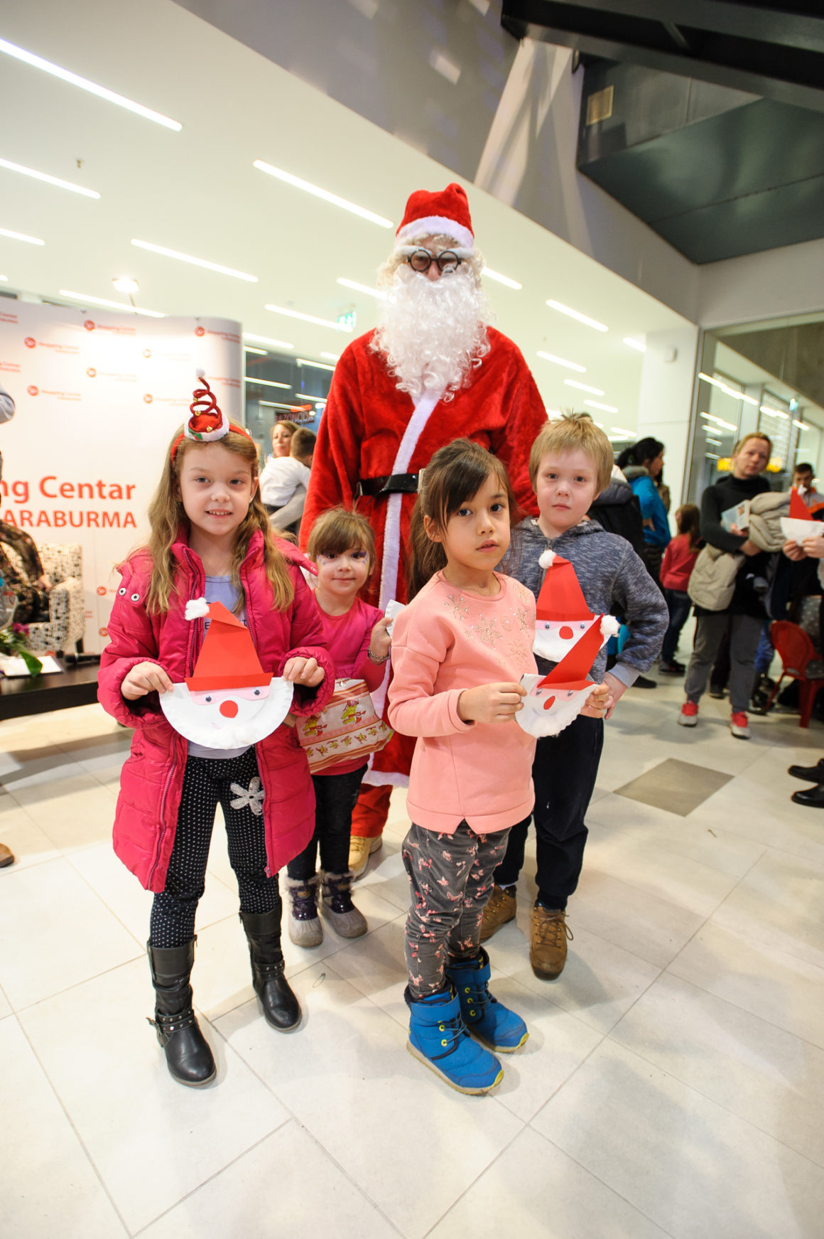 SJAJNA PREDPRAZNIČNA ATMOSFERA U SHOPPING CENTRU KARABURMA UZ VESNU DEDIĆ, DEDA MRAZA I VESELE MALIŠANE