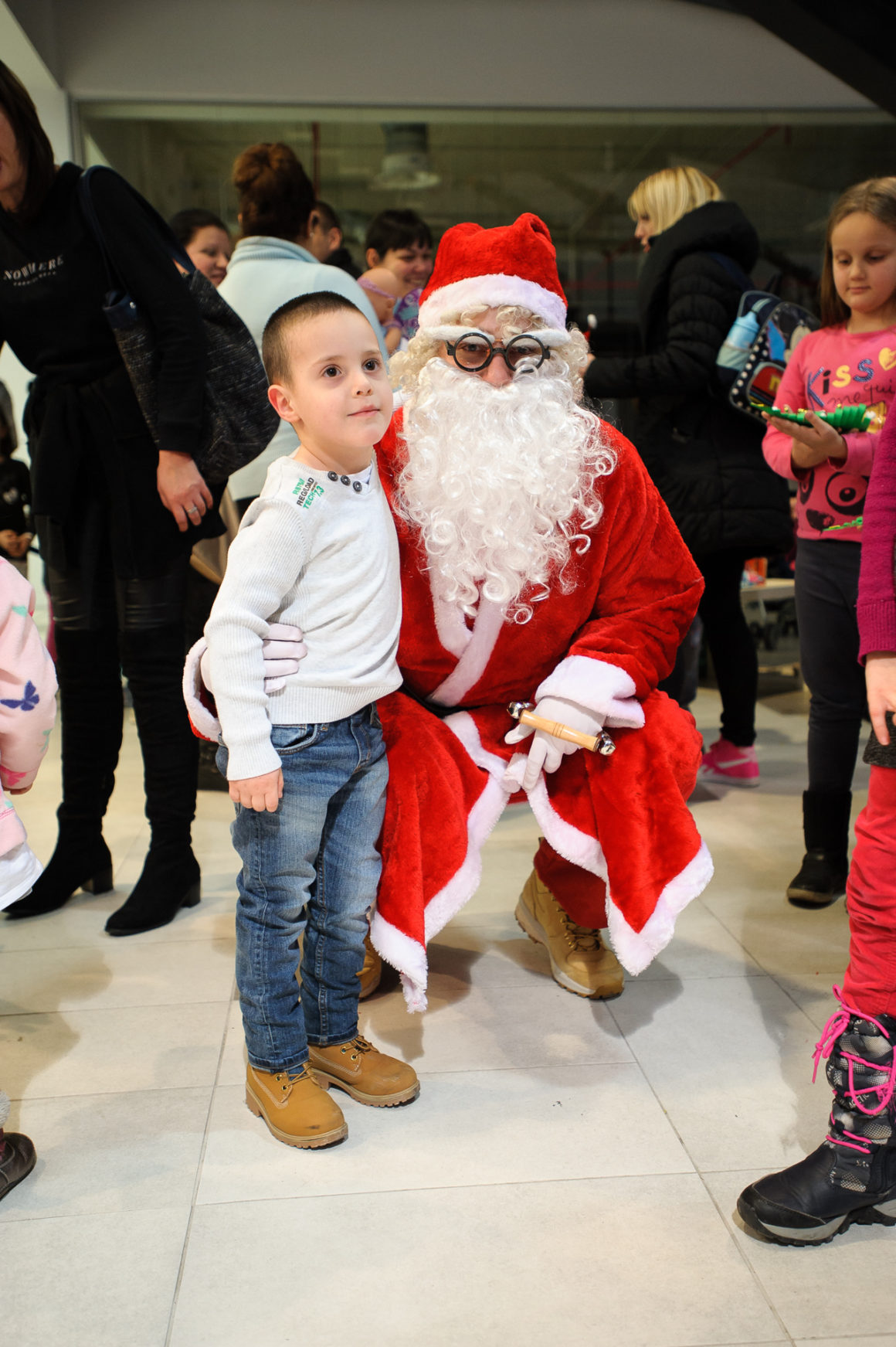 SJAJNA PREDPRAZNIČNA ATMOSFERA U SHOPPING CENTRU KARABURMA UZ VESNU DEDIĆ, DEDA MRAZA I VESELE MALIŠANE