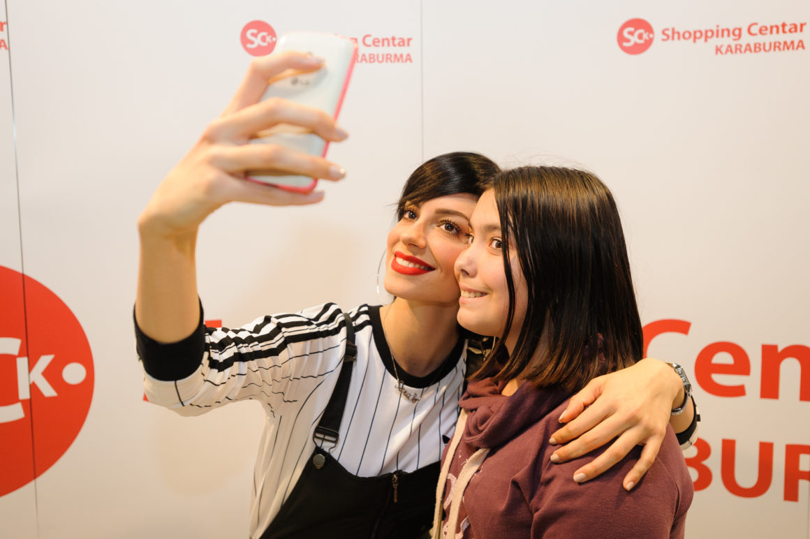 SARA JOVANOVIĆ U SHOPPING CENTRU KARABURMA
