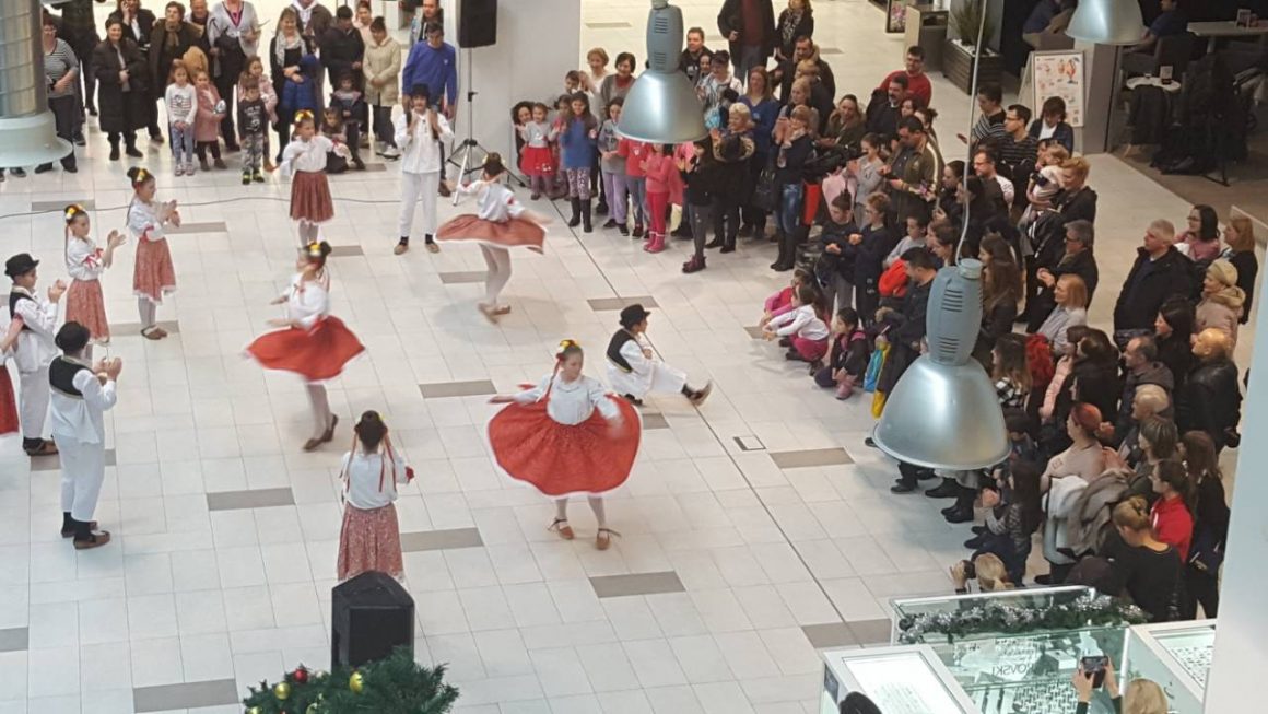 Dan folklora u šoping centru Karaburma