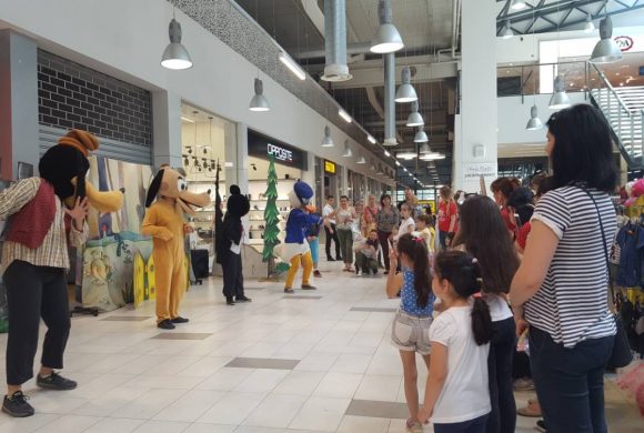 Predstava u šoping centru Karaburma