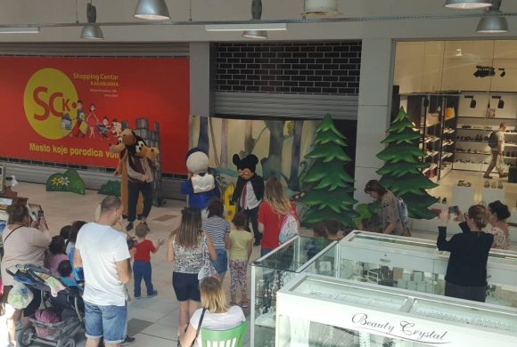 Predstava u šoping centru Karaburma