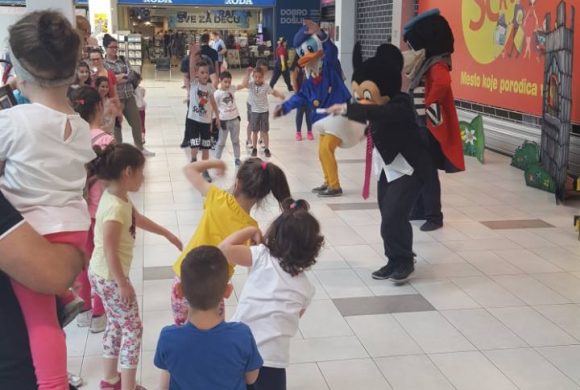 Predstava u šoping centru Karaburma