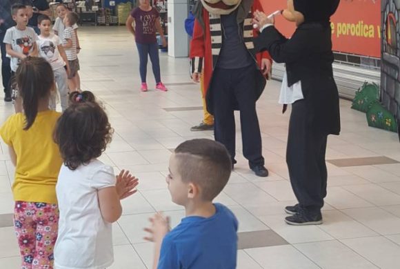 Predstava u šoping centru Karaburma