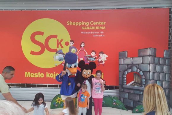 Predstava u šoping centru Karaburma
