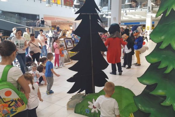 Predstava u šoping centru Karaburma
