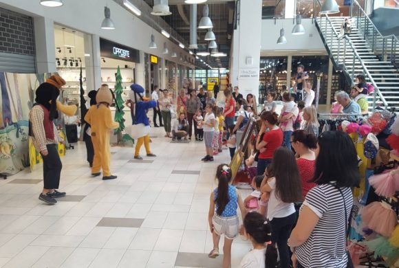 Predstava u šoping centru Karaburma