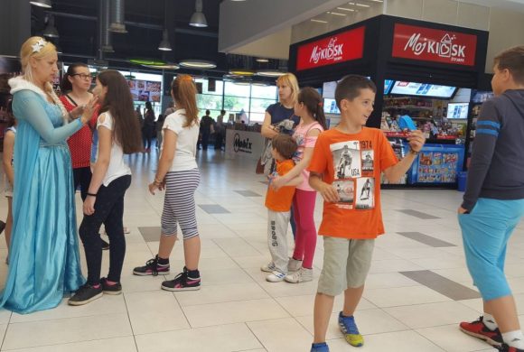 Predstava u šoping centru Karaburma