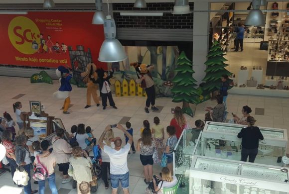 Predstava u šoping centru Karaburma