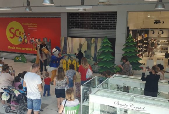 Predstava u šoping centru Karaburma