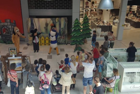 Predstava u šoping centru Karaburma